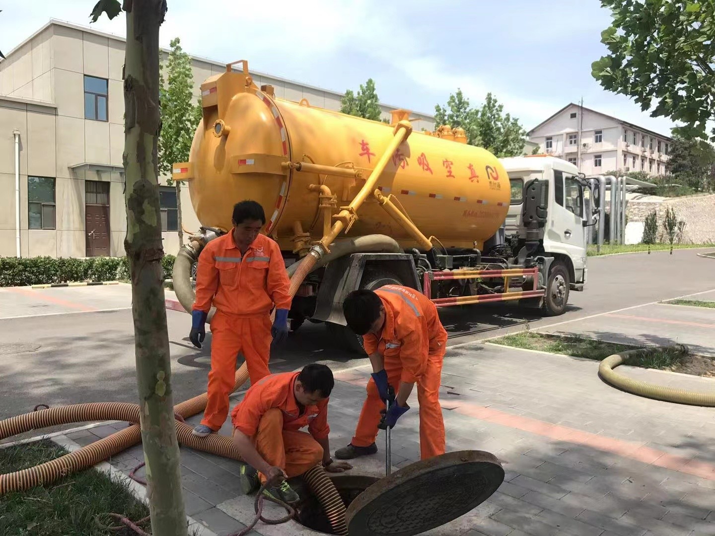 环县管道疏通车停在窨井附近