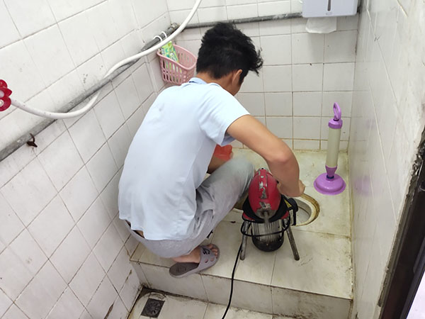 环县肥皂掉到马桶里把马桶堵住了怎么办？马桶堵住了怎么办