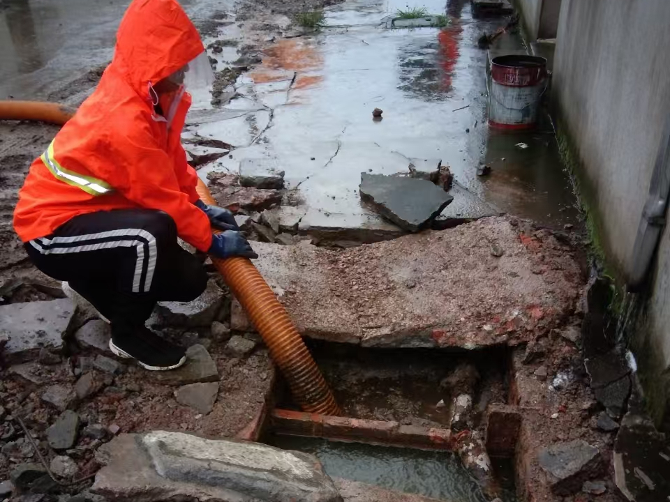 环县专业清理污水池 炜誉市政以规范流程守护城市 “肠道”