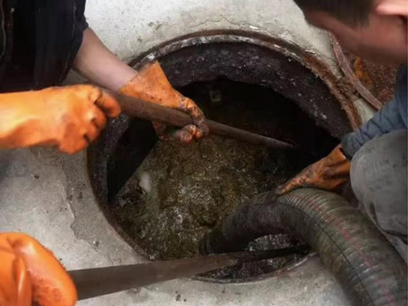 环县清理化粪池时如何避免沼气的危害？